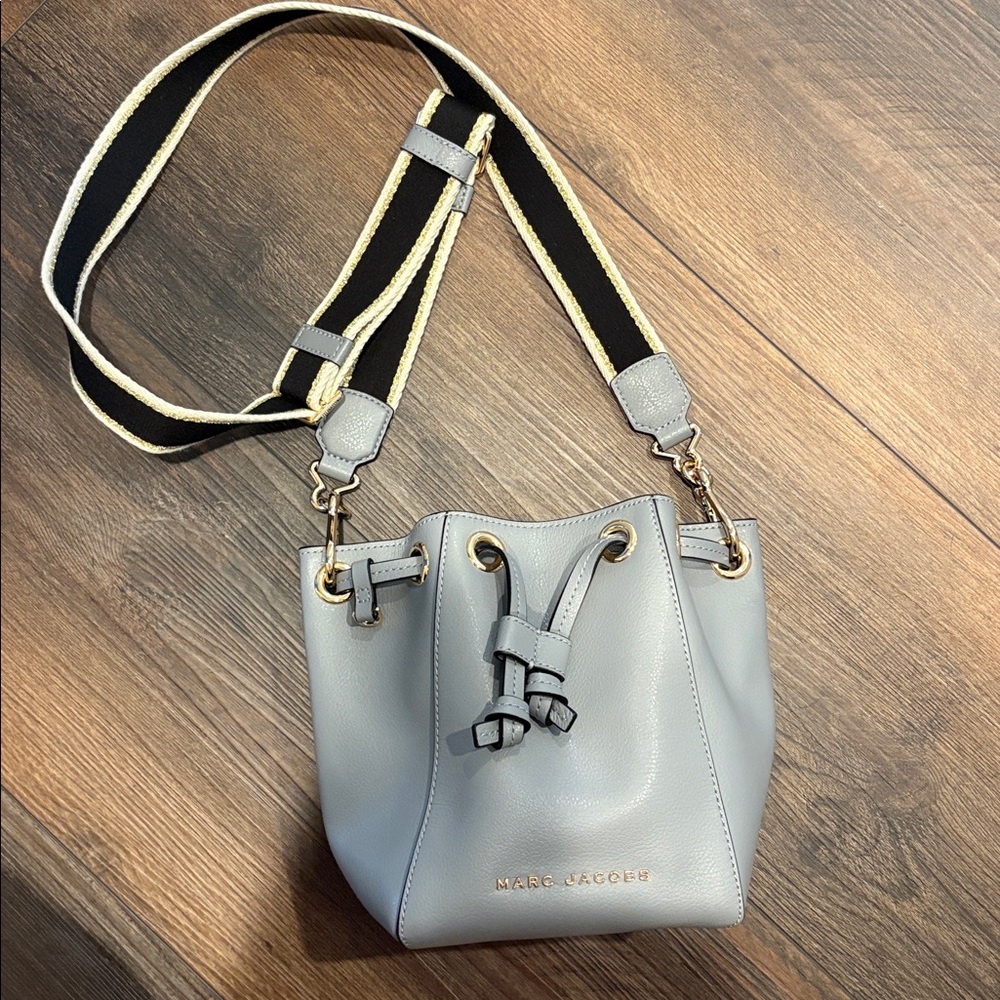 Marc Jacobs Grey Leather Drawstring Bucket Bag - Picture 8 of 14